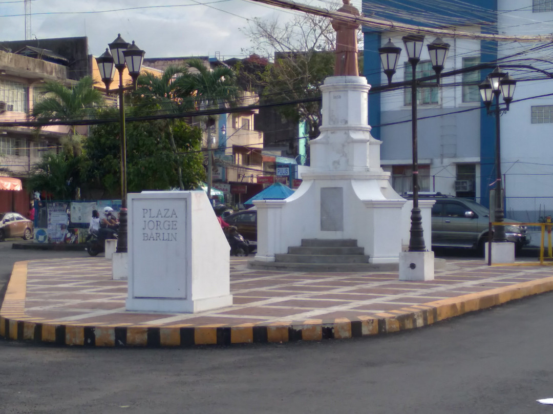 Plaza Jorge Barlin景点图片