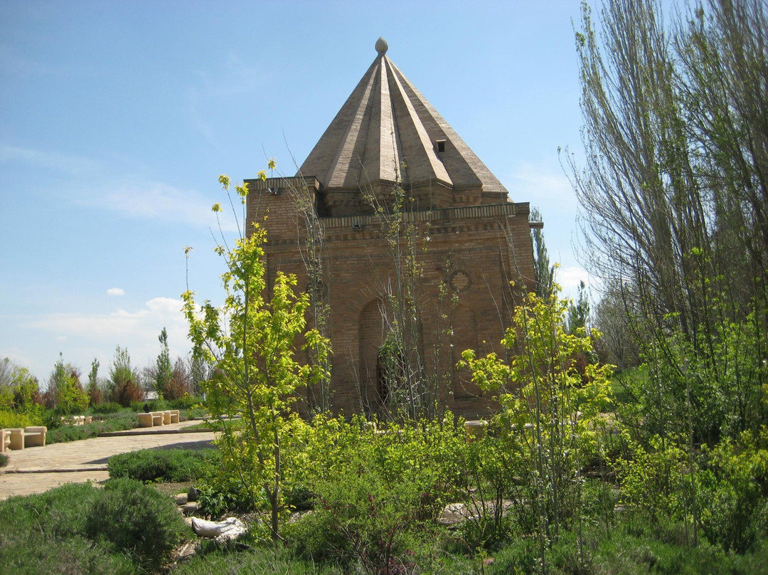 Aisha Bibi Mausoleum景点图片