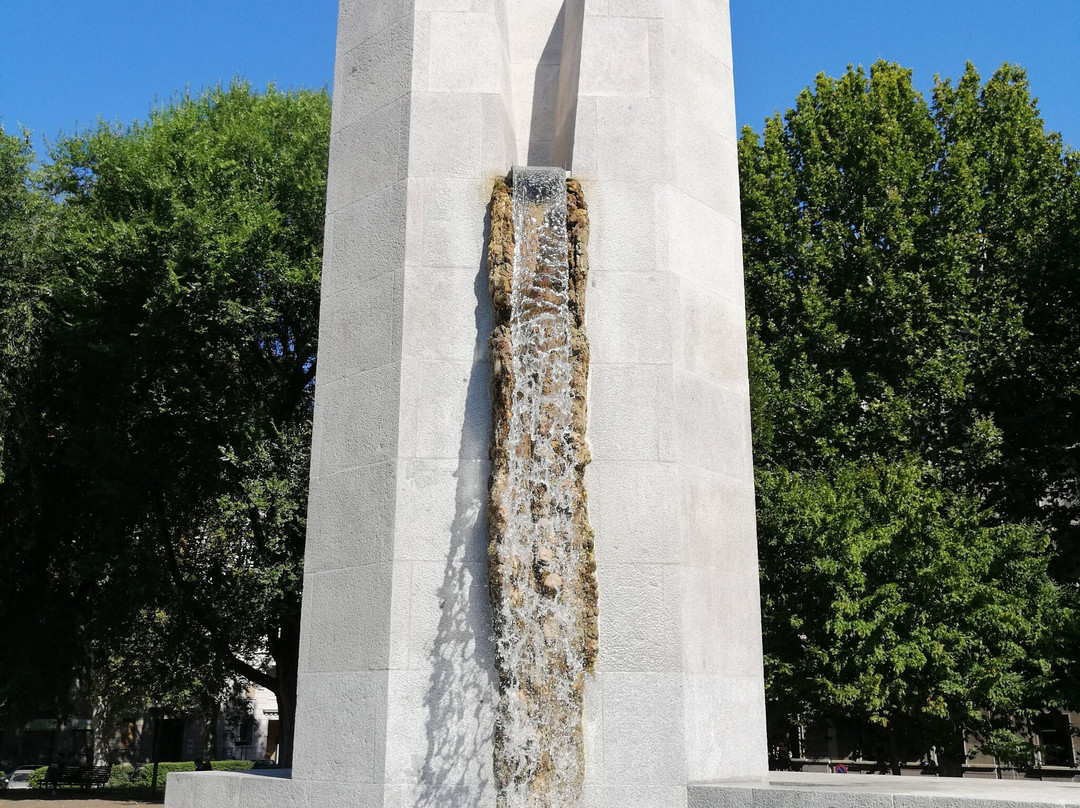 Fontana Monumento a Giuseppe Grandi景点图片