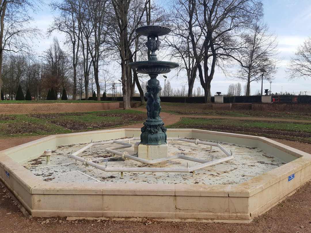 Fontaine Parc Napoléon景点图片