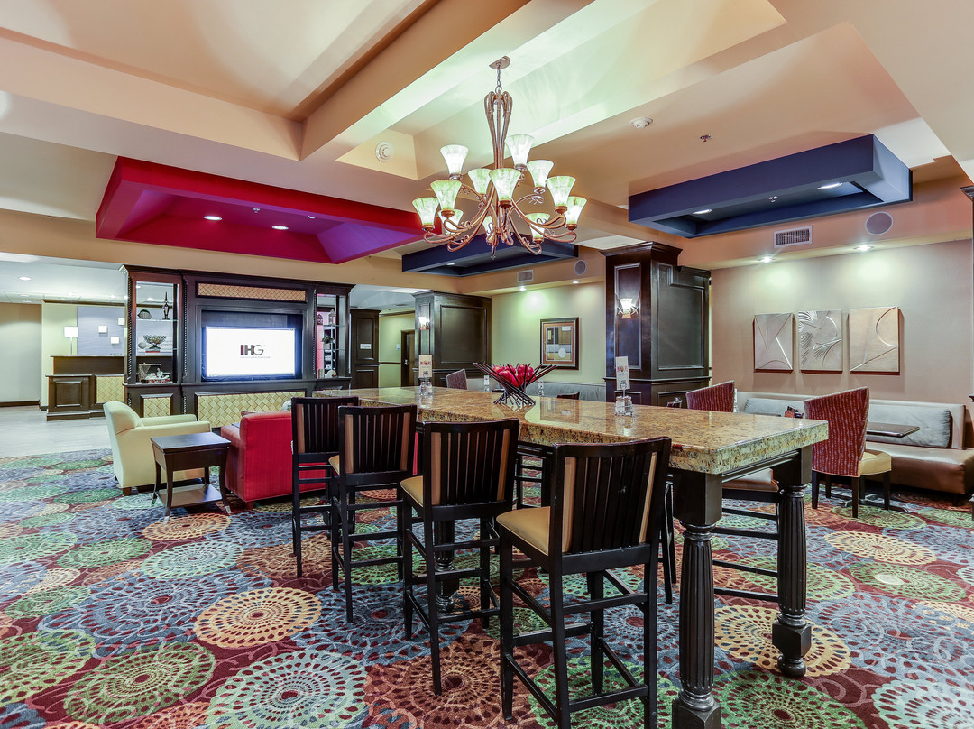 亨特维尔快捷假日&套房酒店主图