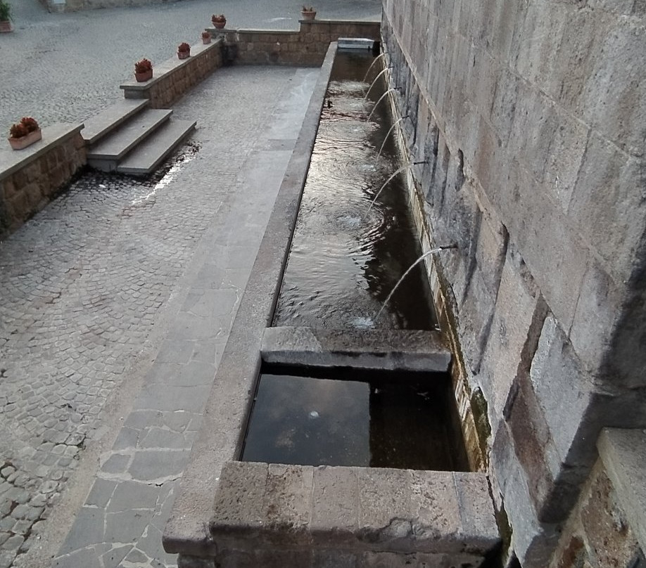 Fontana delle sette cannelle-Tuscania必去景点