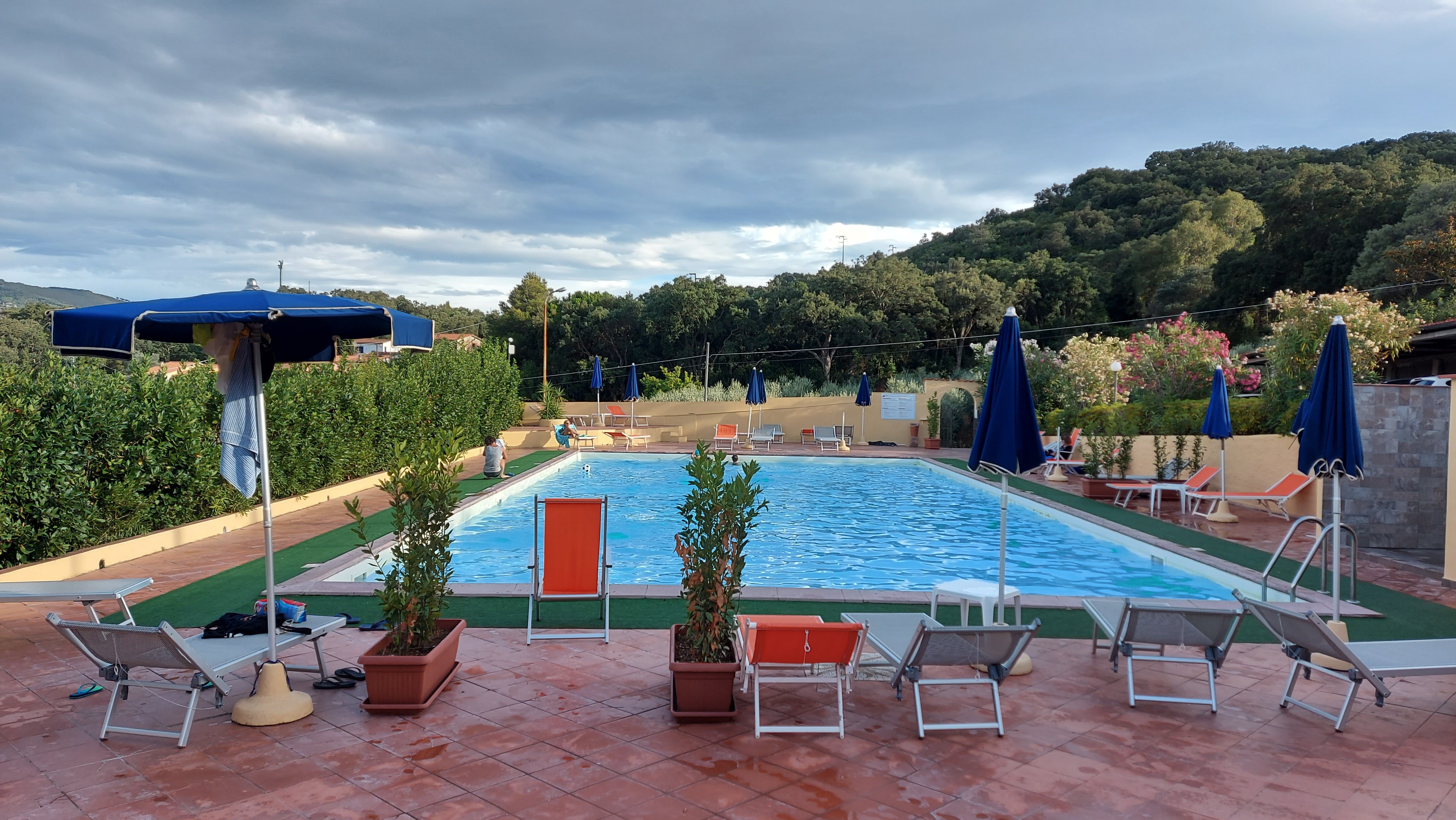 Residence La Valdana-泳池