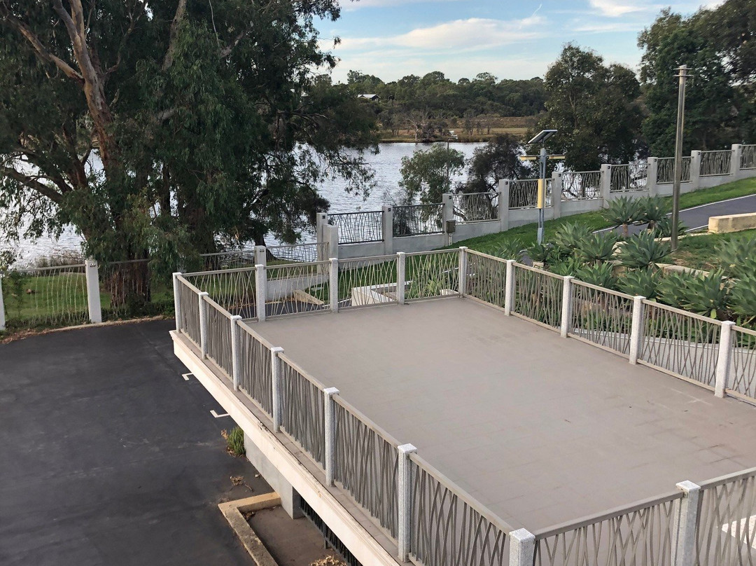 The Swan River Hotel主图