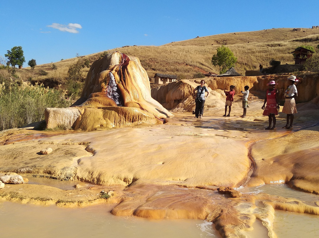 Geysers of Analavory景点图片
