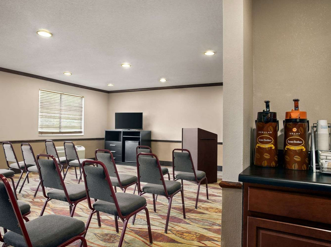 Super 8 by Wyndham Clinton主图