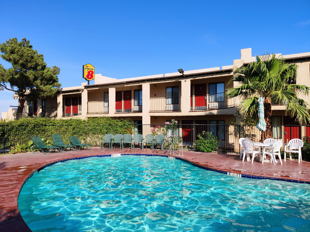 Super 8 by Wyndham Barstow主图