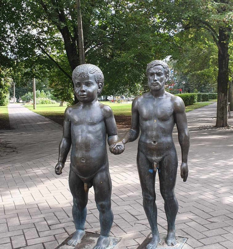 Father and Son Sculpture景点图片