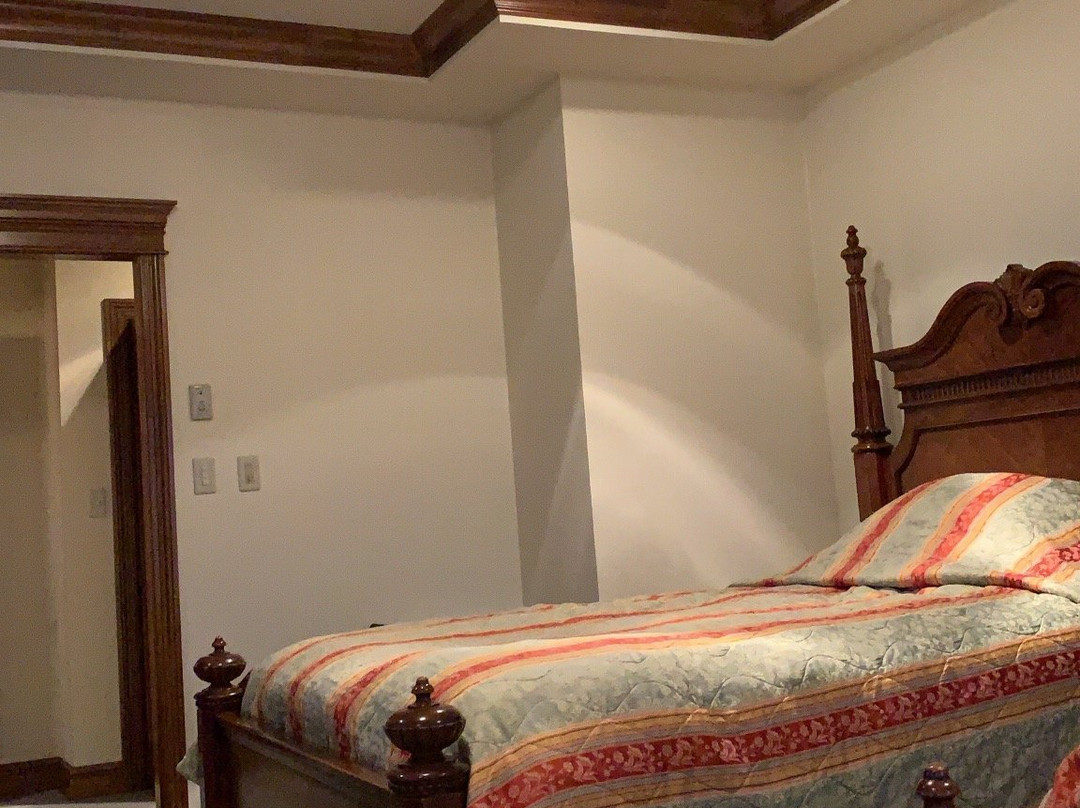 Hazel Grouse Manor主图