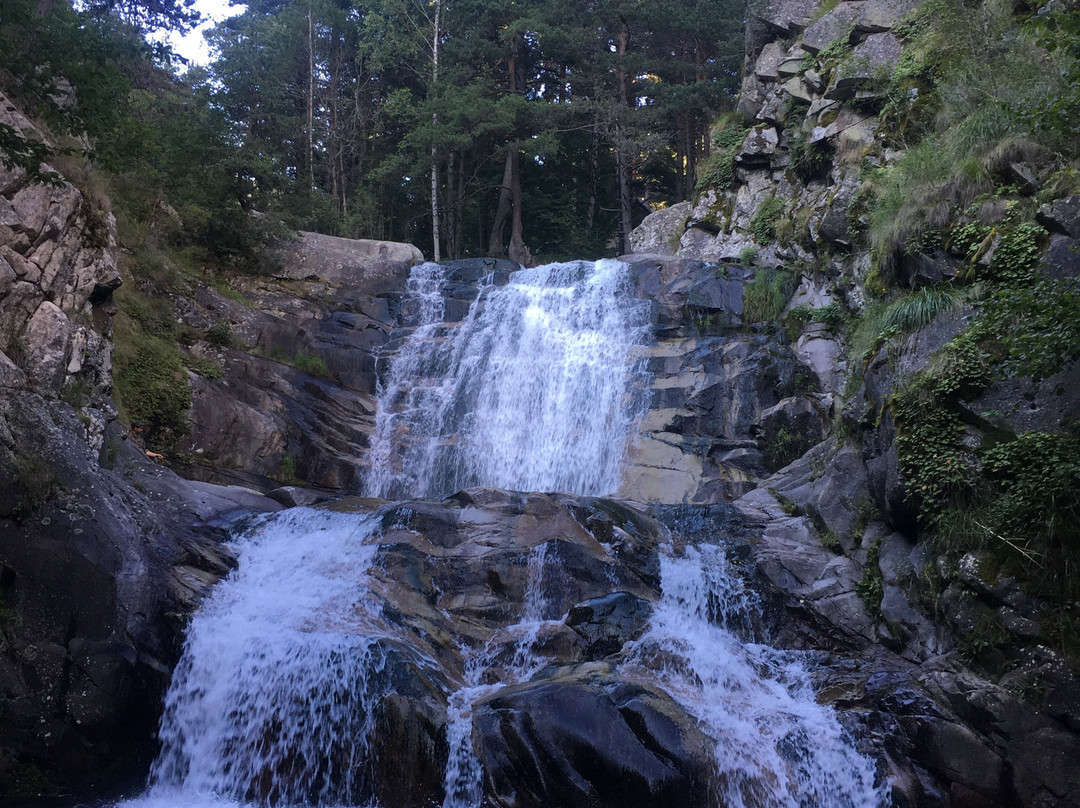 Popinolashki Waterfall景点图片