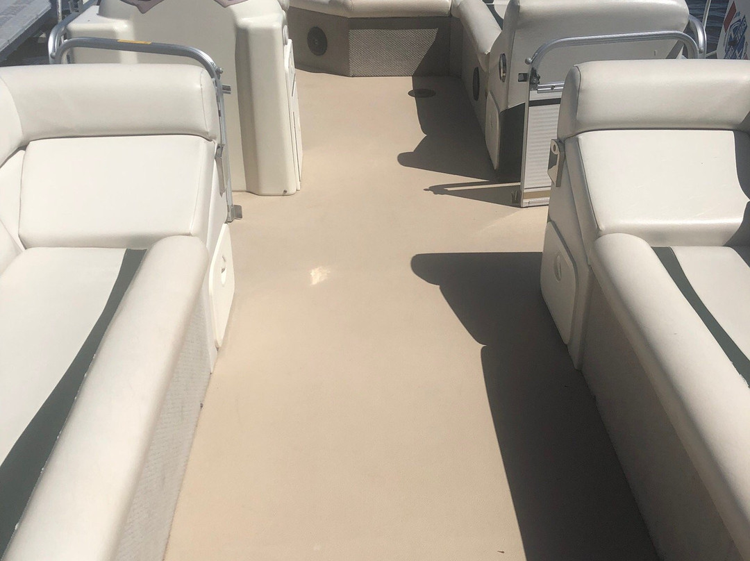 Sail & Power Boat Rental-特拉弗斯城必去景点