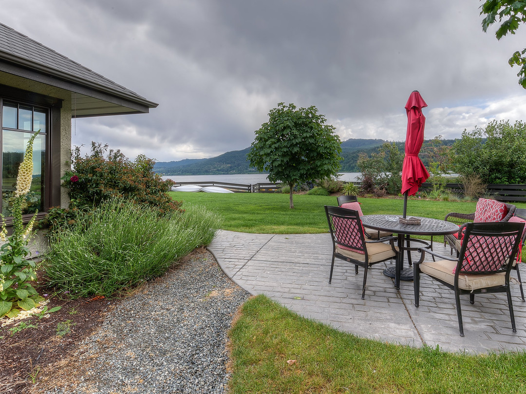 Country Bay Manor B&B主图