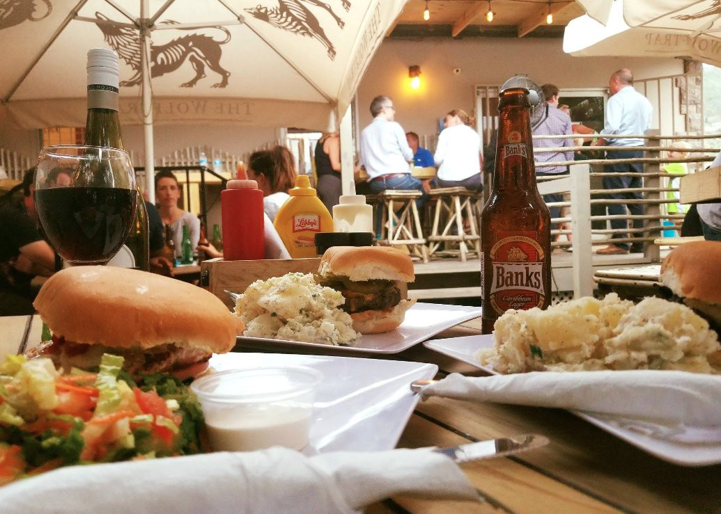 Road Town餐馆和美食-The Watering Hole