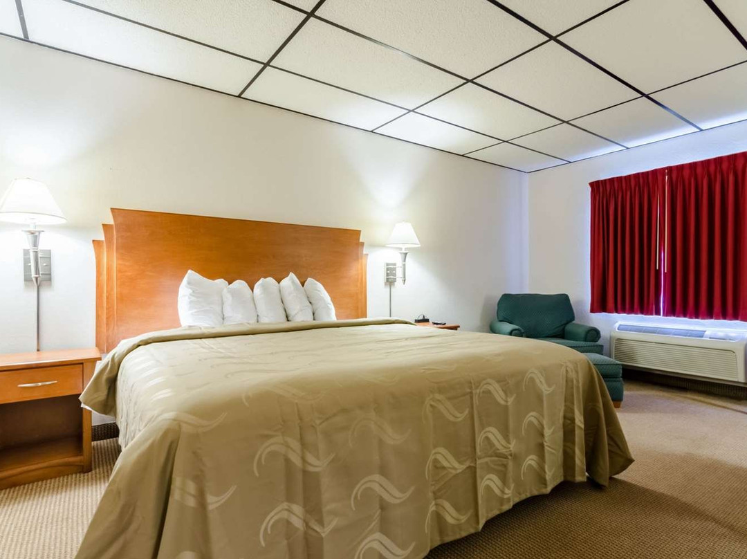 Sunflower Inn & Suites主图