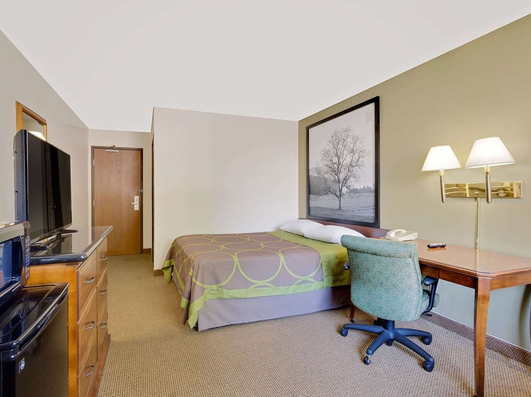 Super 8 by Wyndham Johnson City主图