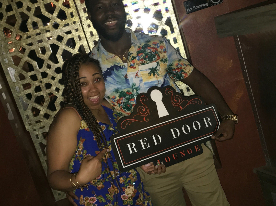 Red Door Lounge-Holetown必去景点