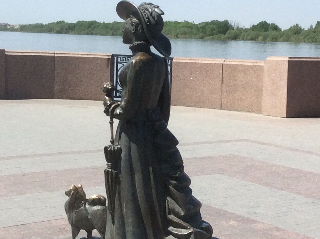 Sculpture Lady with the Dog-阿斯特拉罕必去景点