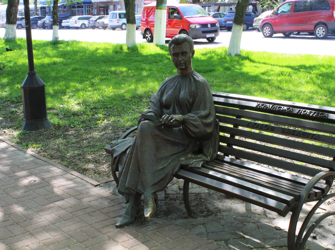 Pyryatyn旅游景点-Monument to Lyubov Zabashta