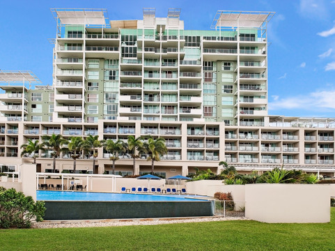 鹈鹕水畔度假村