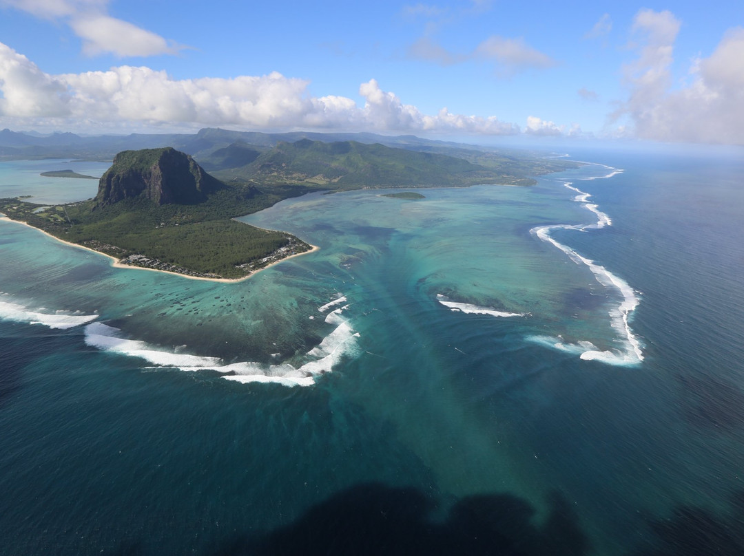 Underwater Waterfall-莫纳山必去景点