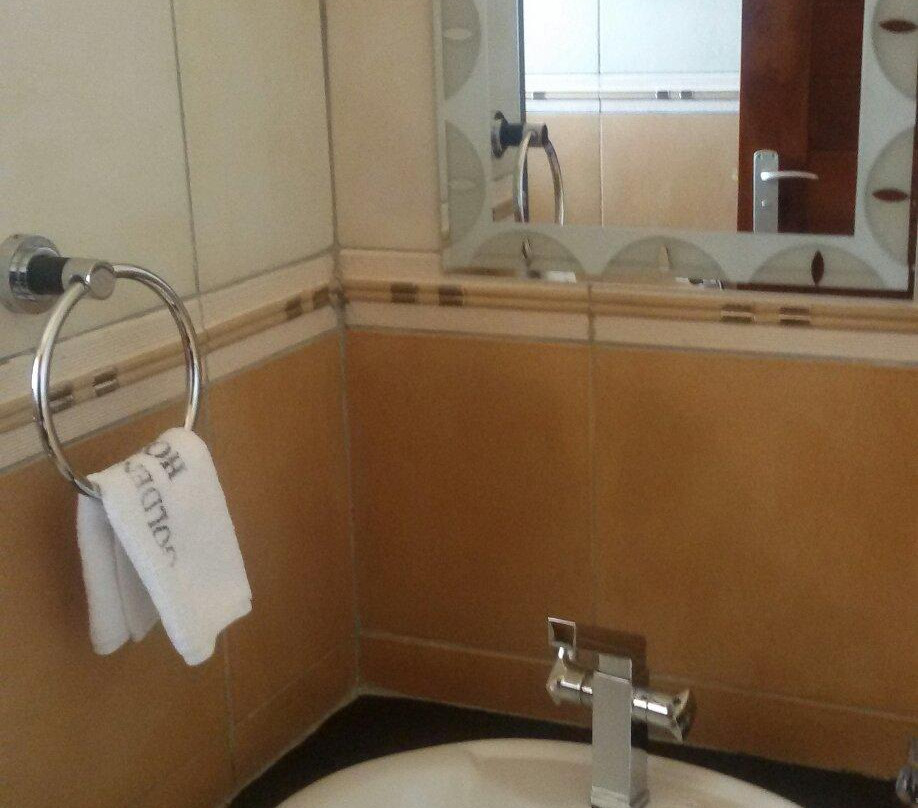 Golden Courts Hotel主图