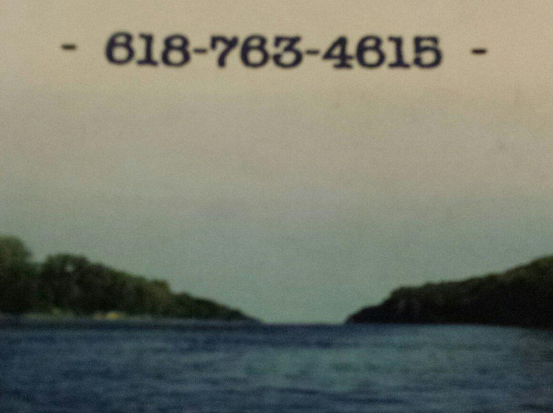 Ava餐馆和美食-Bottoms Up Family Bar and Grill