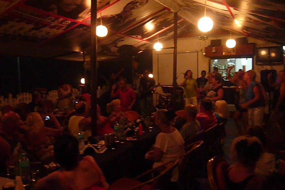 The World Famous Decades Bar-加兰古特必去景点