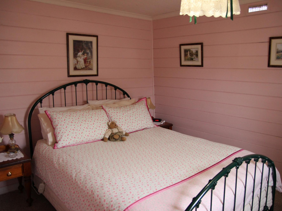 Hollyhock Cottage主图