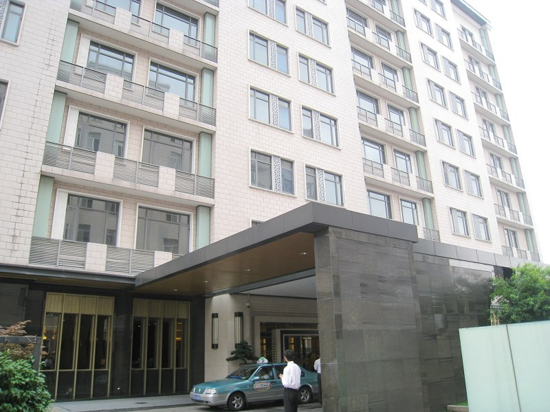 华纳时尚大酒店主图