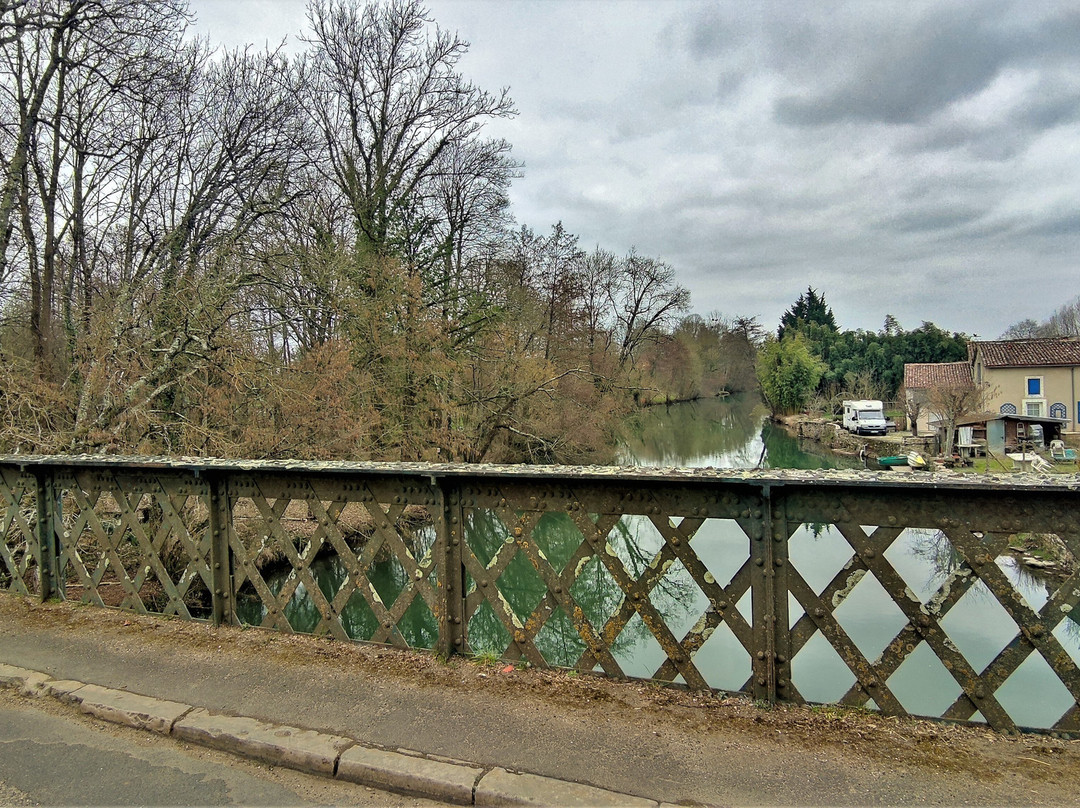 Pont de Savigné-Savigne必去景点