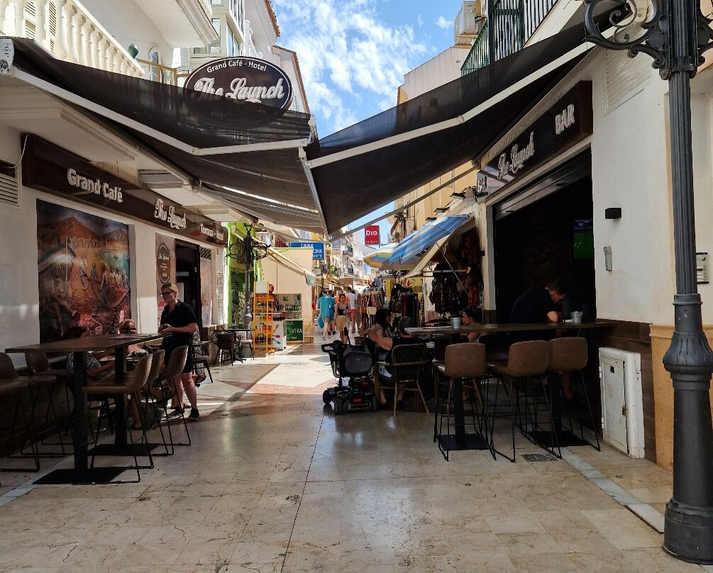 Calle Carmen-托雷莫里诺斯必去景点