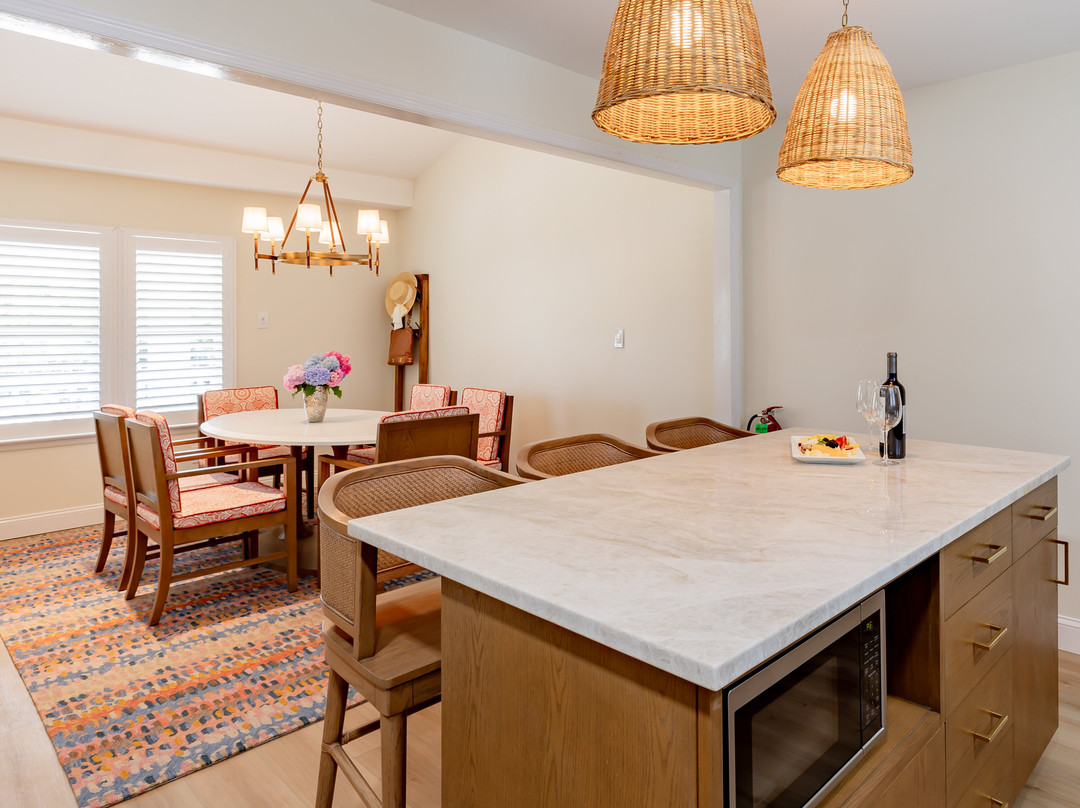 Beach Club on Madison Avenue主图