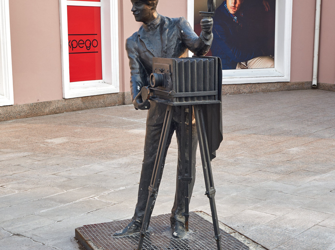 The Photographer And The Lady At The Samovar Monument-鄂木斯克必去景点