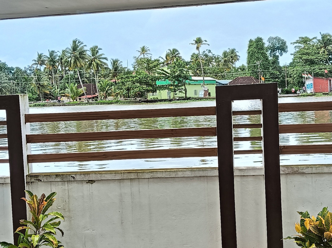 Captain's Cabin Luxury Backwater Resort主图