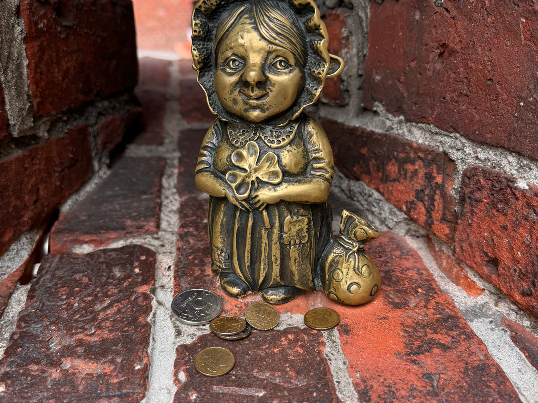 Sculpture Grandmother Homlin景点图片