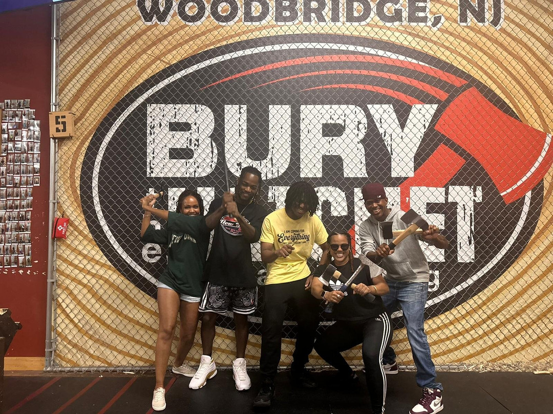 Bury the Hatchet Woodbridge - Axe Throwing景点图片