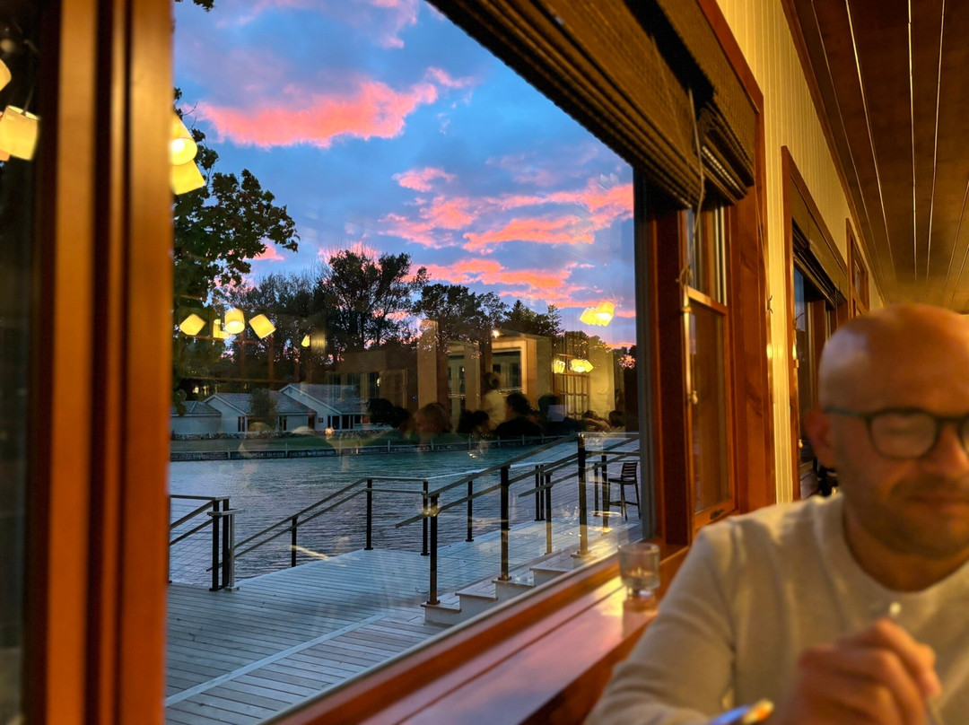 The Riverside Inn主图