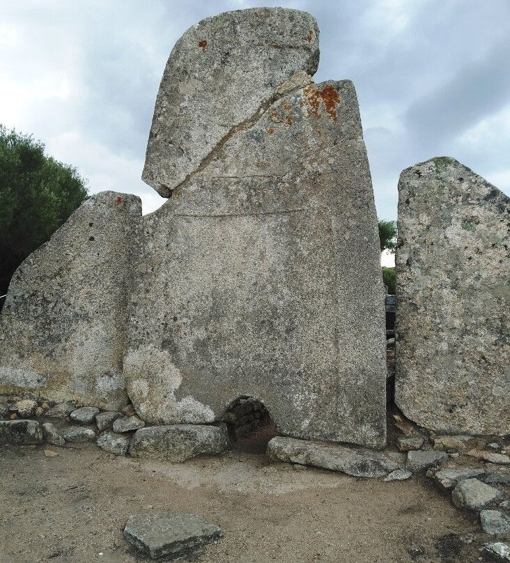Tomba dei Giganti di Li Lolghi-Arzachena必去景点