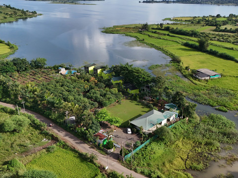 伊加特普里河畔住宿