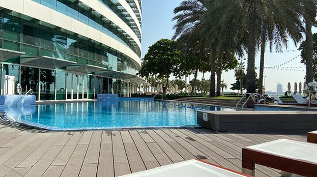 Crowne Plaza 迪拜节日之城皇冠假日酒店主图