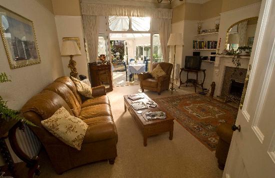 Downlands House-官方