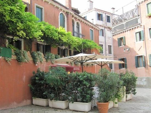 拉卡达菲奥瑞塔酒店主图