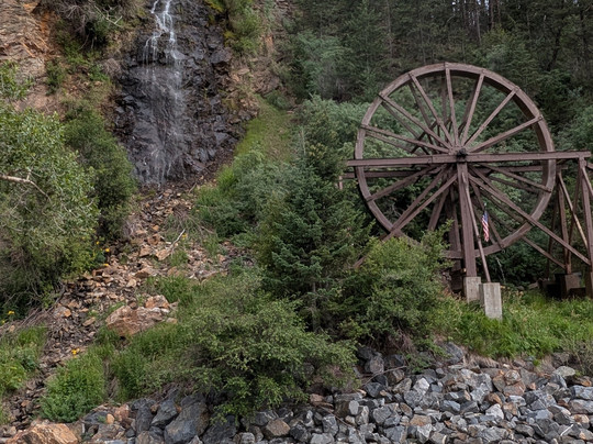 Charlie Taylor Water Wheel at Bridal Veil Falls-Idaho Springs必去景点