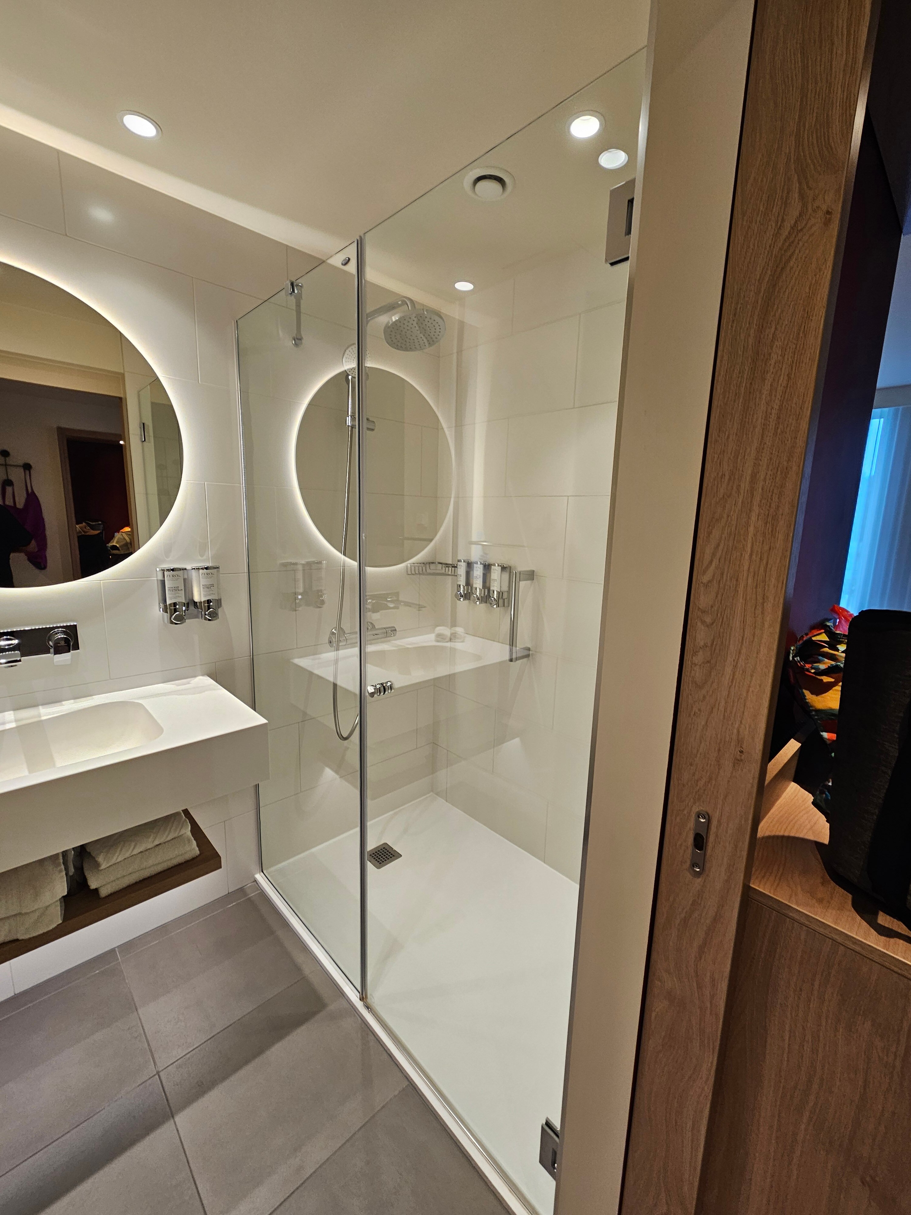 Hampton By Hilton Riga Airport-浴室