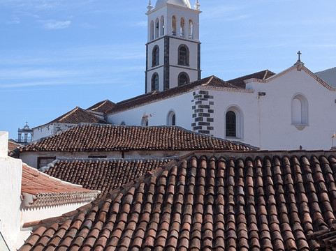 伊斯拉巴哈套房酒店主图