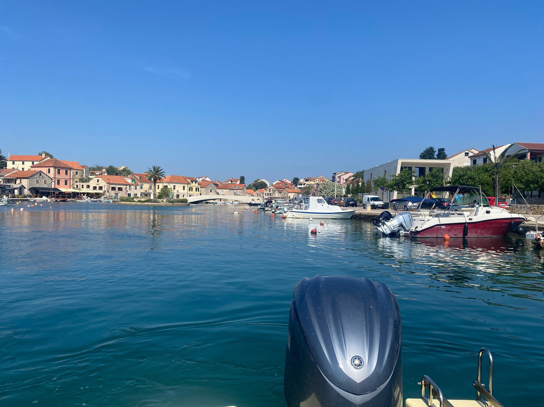 D & A Rent Boats & Bikes-Vrboska必去景点