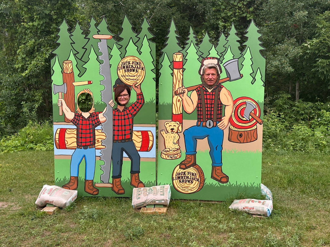 Jack Pine Lumberjack Show-麦基诺城必去景点
