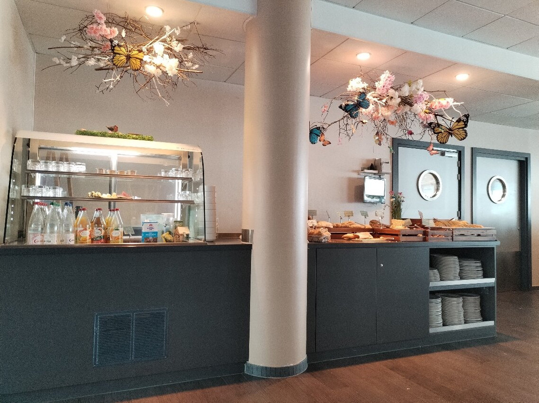 雅典娜水疗酒店主图