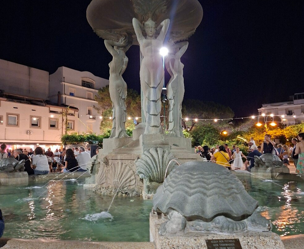 Fontana Delle Sirene-卡托利卡必去景点