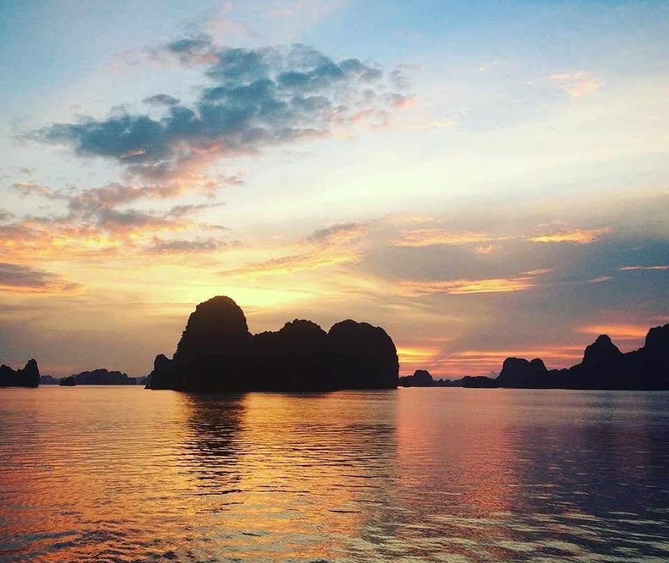 Cat Ba Bay